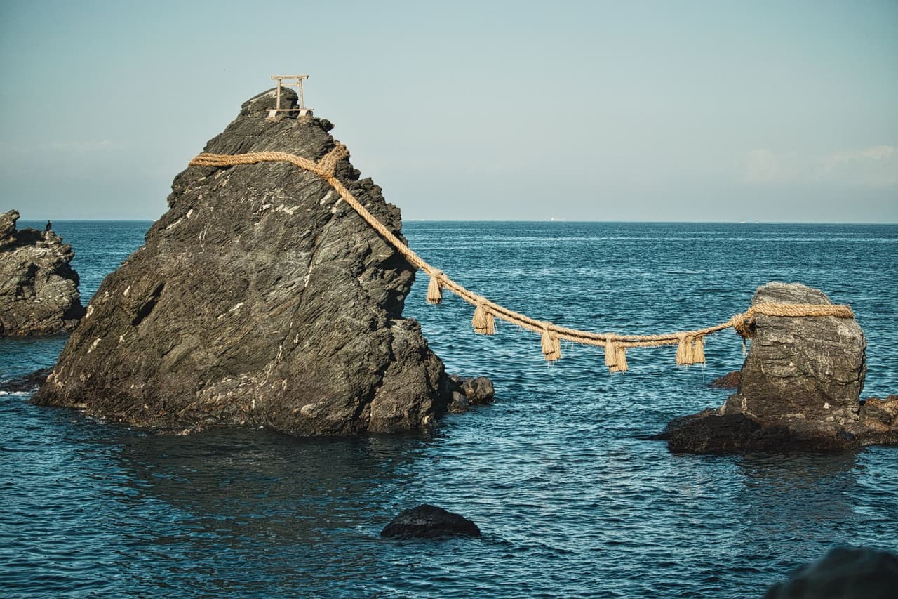 หินแต่งงาน เมโอโตะอิวะ (Meoto Iwa, Wedded Rocks)