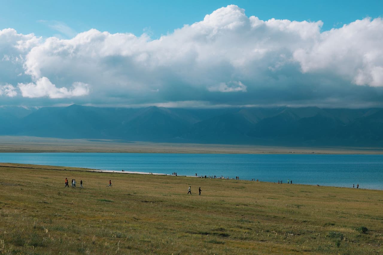ทะเลสาบไซลี่หมู่ (Sayram Lake)