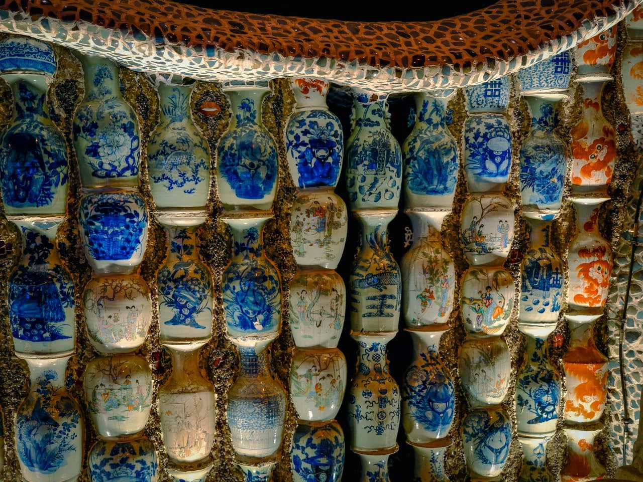 บ้านกระเบื้องเคลือบ (Porcelain House)