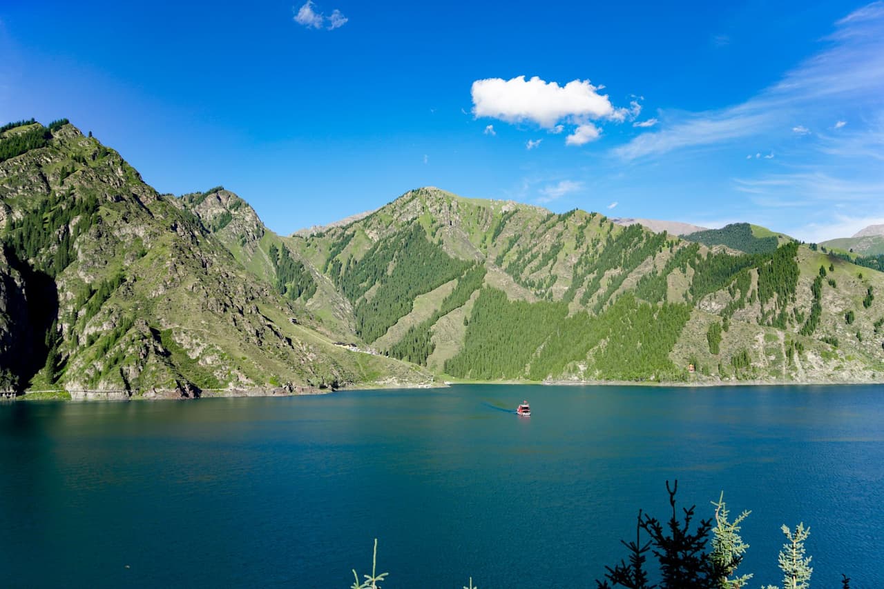 ทะเลสาบเทียนฉือ (อุทยานเทียนซาน) (Tianchi Lake)