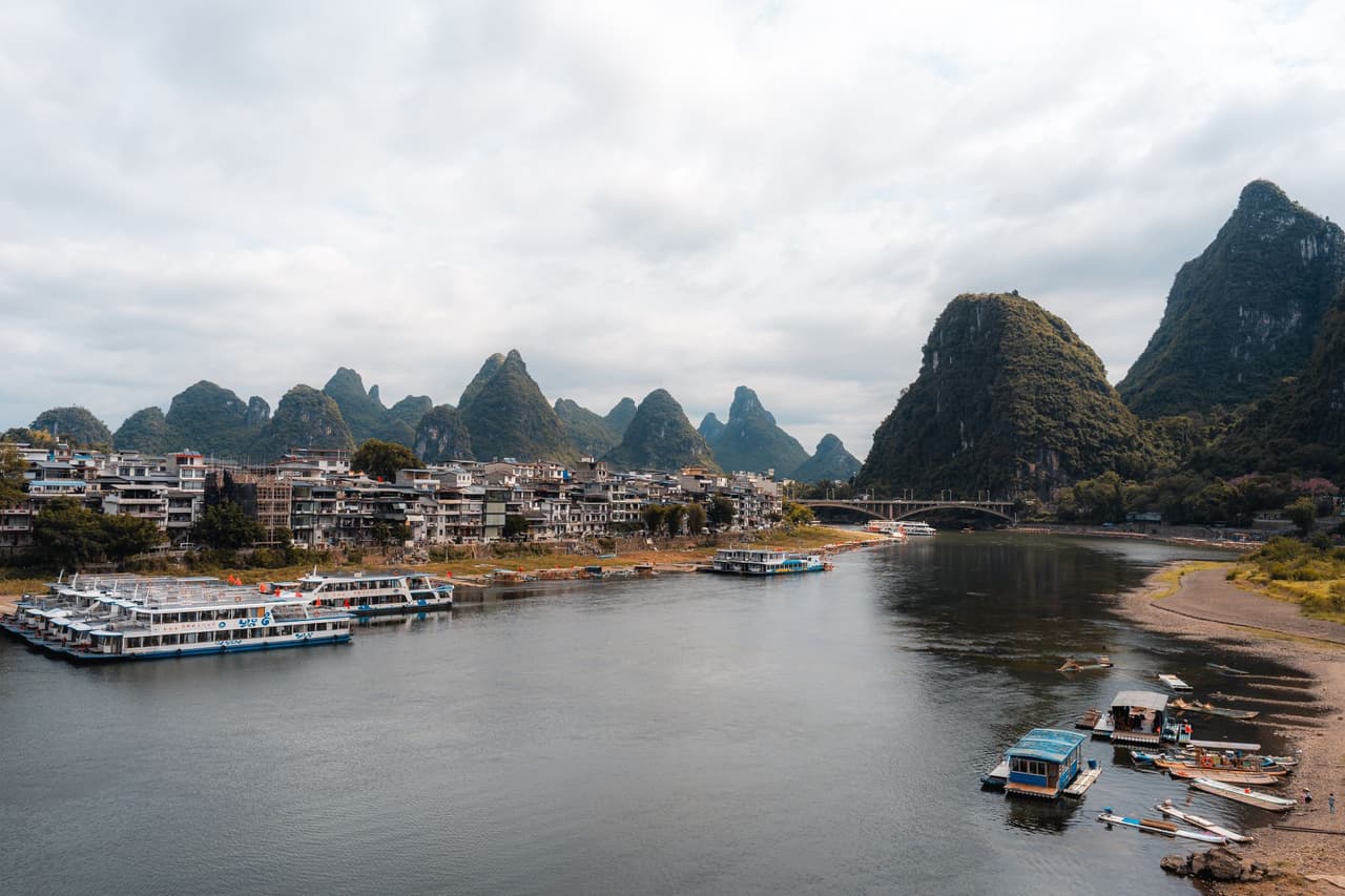 ล่องเรือใหญ่ชมความงามของแม่น้ำหลีเจียง